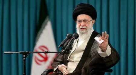 السيد خامنئي: الشعب الإيراني سيسحق كل من يقبل أن يصبح مرتزقة للولايات المتحدة