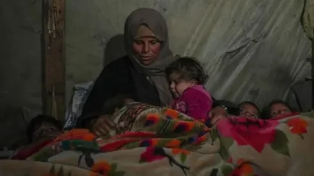 البرد يفاقم معاناة النازحين في غزة.. وتسجيل وفاة رضيع جديد