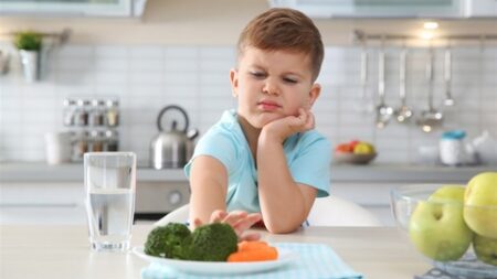 عوامل وراثية قد تقف خلفه.. دراسة تكشف أسباب انتقاء الأطفال لبعض الأطعمة