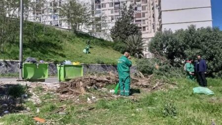 تنصيب خيم لتسهيل عملية الاتصال أثناء عملية التنظيف الكبرى بحسين داي
