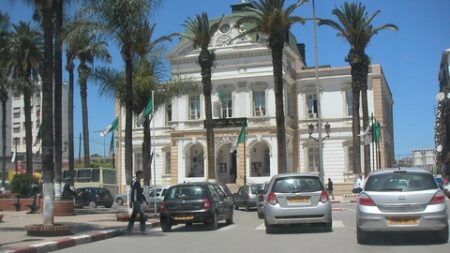 إرفاق إنجاز المرافق التنموية الجديدة بضبط حركة المرور بالحراش