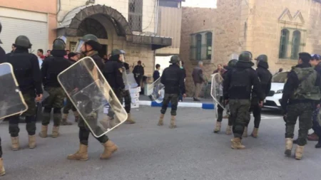 حماس: اعتقال السلطة للطلاب بالخليل استكمال “لنهجها القمعي”