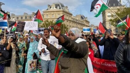 الجالية الصحراوية بفرنسا تندد بموقف الرئيس الفرنسي ” ماكرون” تجاه القضية الصحراوية