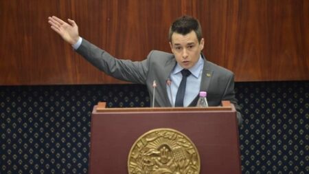 نائب بالمجلس الشعبي الوطني يطالب بفتح تحقيق قضائي ضد ناشطتين على “تيك توك” أساءتا لشخصية شهيد