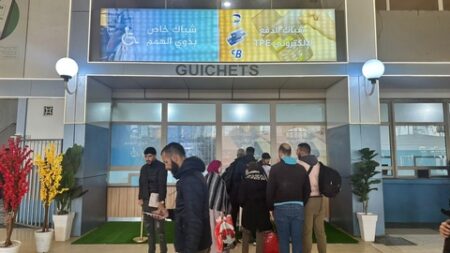إقبال واسع على الشباك الإلكتروني في المحطة البرية خروبة