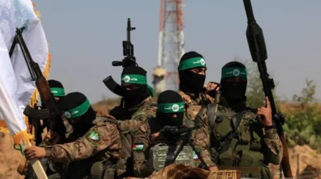 “أحرقنا دبابة بطاقمها واستهدافنا جيبًا عسكريًا ، القسام: اقتحمنا نقطة إسرائيلية في جباليا وأجهزنا على 5 جنود