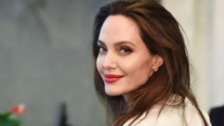 حافية القدمين.. أنجلينا جولي تعلن رغبتها بأن تصير مديرة جنازات