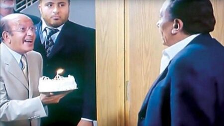 عمرو عرفة مخرج “السفارة في العمارة”: عانينا كثيرا قبل أن يرى الفيلم النور