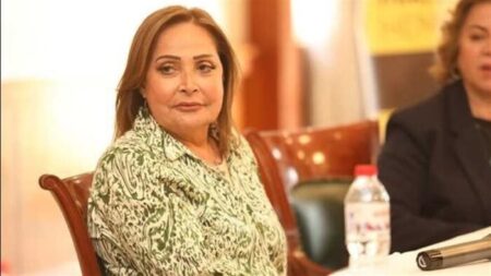 تيسير فهمي تحذر من متحور كورونا وتنهي الجدل: لم أعتزل الفن