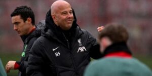 فابريزيو رومانو: بقاء سلوت مع ليفربول مرتبط بالفوز بأحد الألقاب