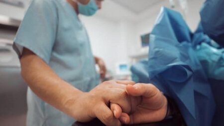 دخول الزوج لقاعة الولادة.. فكرة دخيلة استحسنها البعض