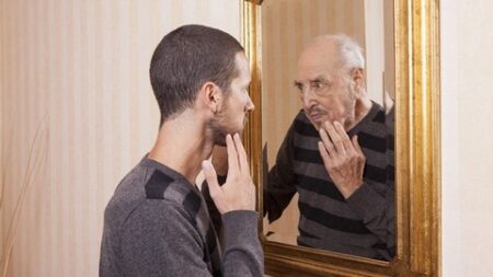 الإحساس بتسارع السنوات مع تقدمنا ​​في العمر.. كيف نقاومه؟