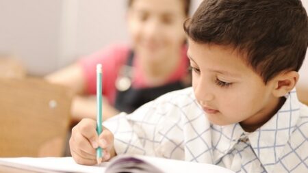 دراسة نفسية تُطمئن الأمهات.. الأطفال يتعلمون حتى من دون تركيز