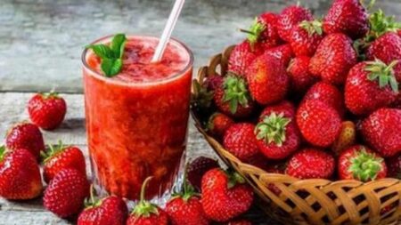 عصير الشمندر بالفراولة.. مشروب صحي بمذاق راقٍ
