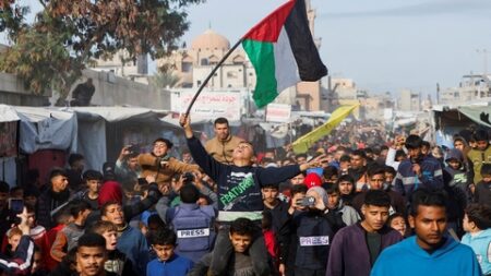 وقف إطلاق النار في غزة يدخل حيز التنفيذ.. وبدء عودة النازحين