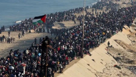 في مشهد مهيب.. بدء عودة آلاف النازحين إلى شمال قطاع غزة