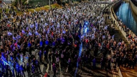 تظاهرات حاشدة في “الكيان الصهيوني” ومصادمات مع الشرطة