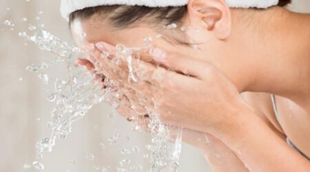 غسل الوجه بالماء والملح.. لبشرة متألقة وخالية من العيوب