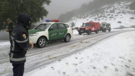 تقلبات جوية: عدة طرق مقطوعة بسبب تراكم الثلوج