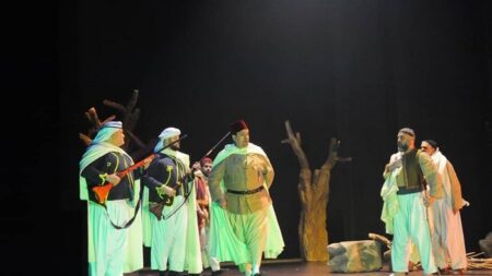 جلال خشاب كاتب مسرحية “الثائرون”: “لا أدعو لتقديس التراث وإنما للتعامل معه بوعي”