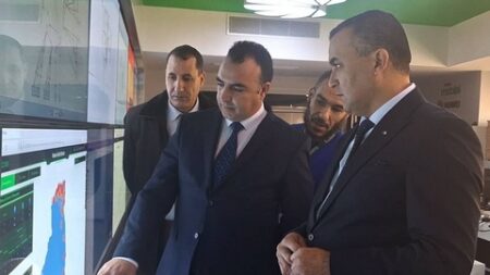 زروقي يشدد على تسريع تطوير شبكة الاتصالات النقالة وتحسين الخدمات البريدية عبر الحلول الرقمية