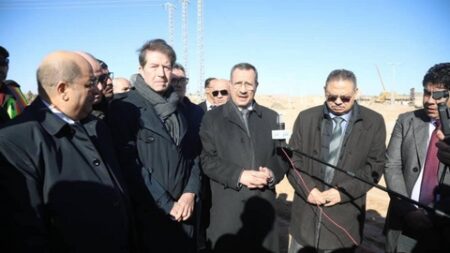 وزير الأشغال العمومية يتفقد مشاريع تأهيل الطرق والسكك الحديدية في ولاية بشار