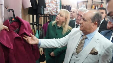 وزير الصناعة يؤكد على ضرورة تلبية احتياجات السوق من الألبسة والأحذية عبر الإنتاج المحلي