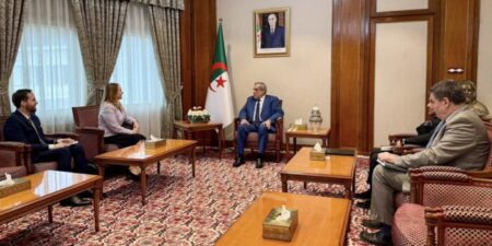 الوزير الأول يناقش مع سفيرة سلوفينيا التعاون الثنائي والقضايا الدولية بمجلس الأمن