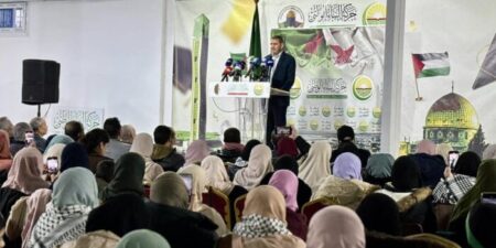 مشاركون في الوقفة الاحتفالية بانتصار الشعب الفلسطيني.. انتصار غزة في مقاومتها رغم الدعم المطلق للكيان