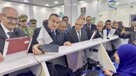 وزير البريد والمواصلات السلكية واللاسلكية يشدد على تعزيز استعمال الدفع الإلكتروني
