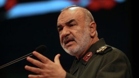 قائد الحرس الثوري الإيراني يهدد “أعداء إيران” بمعارك طاحنة وطويلة الأمد