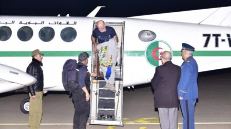 المصالح الأمنية للجيش الوطني الشعبي تستلم الرعية الإسباني المختطف وهو في صحة جيدة