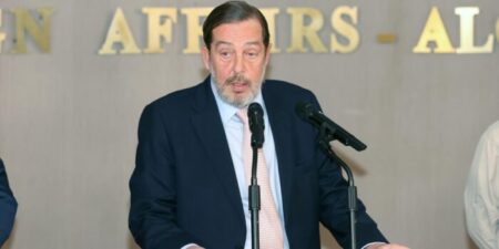 السفير الإسباني يشيد بدور الجزائر البارز في مكافحة الإرهاب