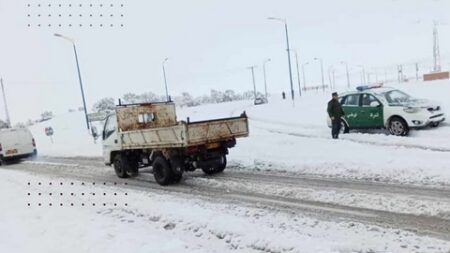 عودة حركة المرور بالطرق المقطوعة بسبب تراكم الثلوج 