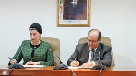 اتفاقية إطار بين وزارتي الصناعة و التضامن الوطني لإدماج الأسر المنتجة في شعبتي النسيج والجلود 