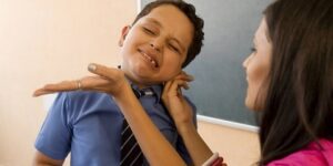 مختصون يُحذرون منه.. تعنيف الأطفال قد يكون مدمرا للصحة النفسية