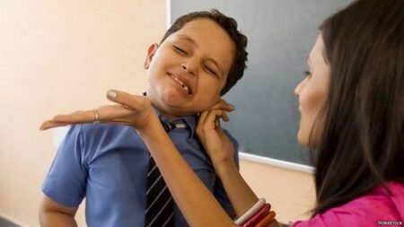 مختصون يُحذرون منه.. تعنيف الأطفال قد يكون مدمرا للصحة النفسية