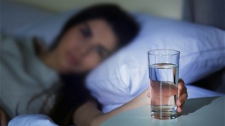شرب الماء على معدة خاوية.. فوائد جمالية وصحية