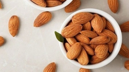 حتى لا يفقد فوائده.. أغذية لا ينبغي تناولها مع اللوز