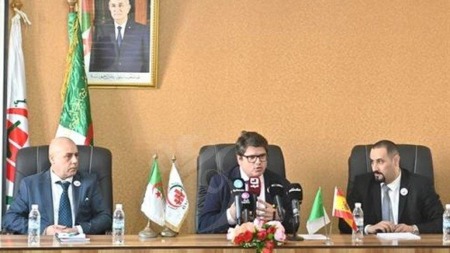 التوقيع على اتفاقية شراكة بين الجزائر و اسبانيا لإنتاج الراتنج متعدد الاستعمالات