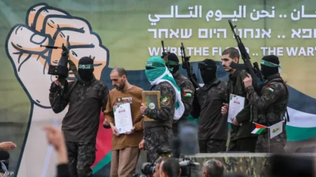 حماس: مشاهد تسليم الأسرى تؤكد أن اليوم التالي هو يومٌ فلسطينيٌّ بامتياز