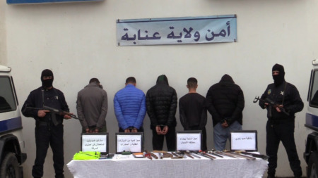الإطاحة بشبكة مختصة في صناعة أسلحة بيضاء داخل ورشة سرية بعنابة