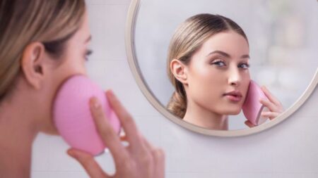 فرشاة تنظيف الوجه.. مضار ينبغي الانتباه لها