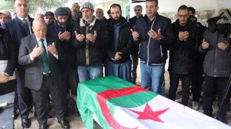 جثمان المجاهد إسماعيل محفوظ يوارى الثرى بمقبرة عين النعجة 