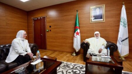 عميد جامع الجزائر يستقبل حميراء الجزائري لمناقشة إشعاع المرجعية الدينية الوطنية