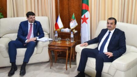 عرقاب يبحث مع وفد تشيكي فرص التعاون في الطاقات المتجددة والمعادن الاستراتيجية