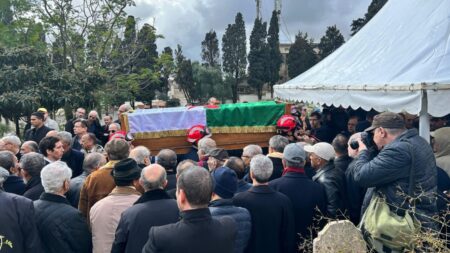 جثمان رئيس الحكومة الأسبق سيد أحمد غزالي يشيع إلى مثواه الأخير بمقبرة بن عكنون بالعاصمة