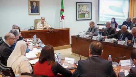 وزير الصناعة يسدي تعليمات بإعداد خارطة وطنية للنسيج الصناعي
