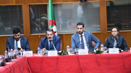 بو الزرد يعرض مشروع قانون تسوية الميزانية ل2022 على اللجنة المختصة بالبرلمان