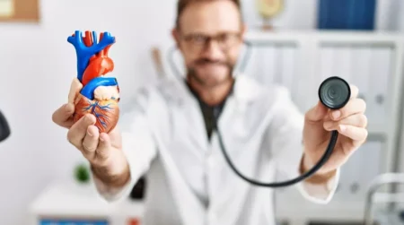 منها أمراض اللثة والشرايين الطرفية.. مخاطر على القلب لا ننتبه لها